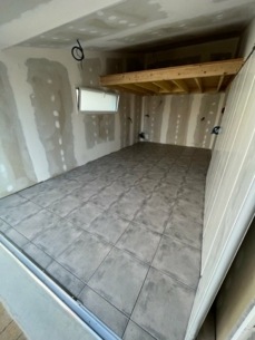 Projet complet dans un garage , cloison et plafond en plaques de plâtre mezzanine en bois et Carrelage